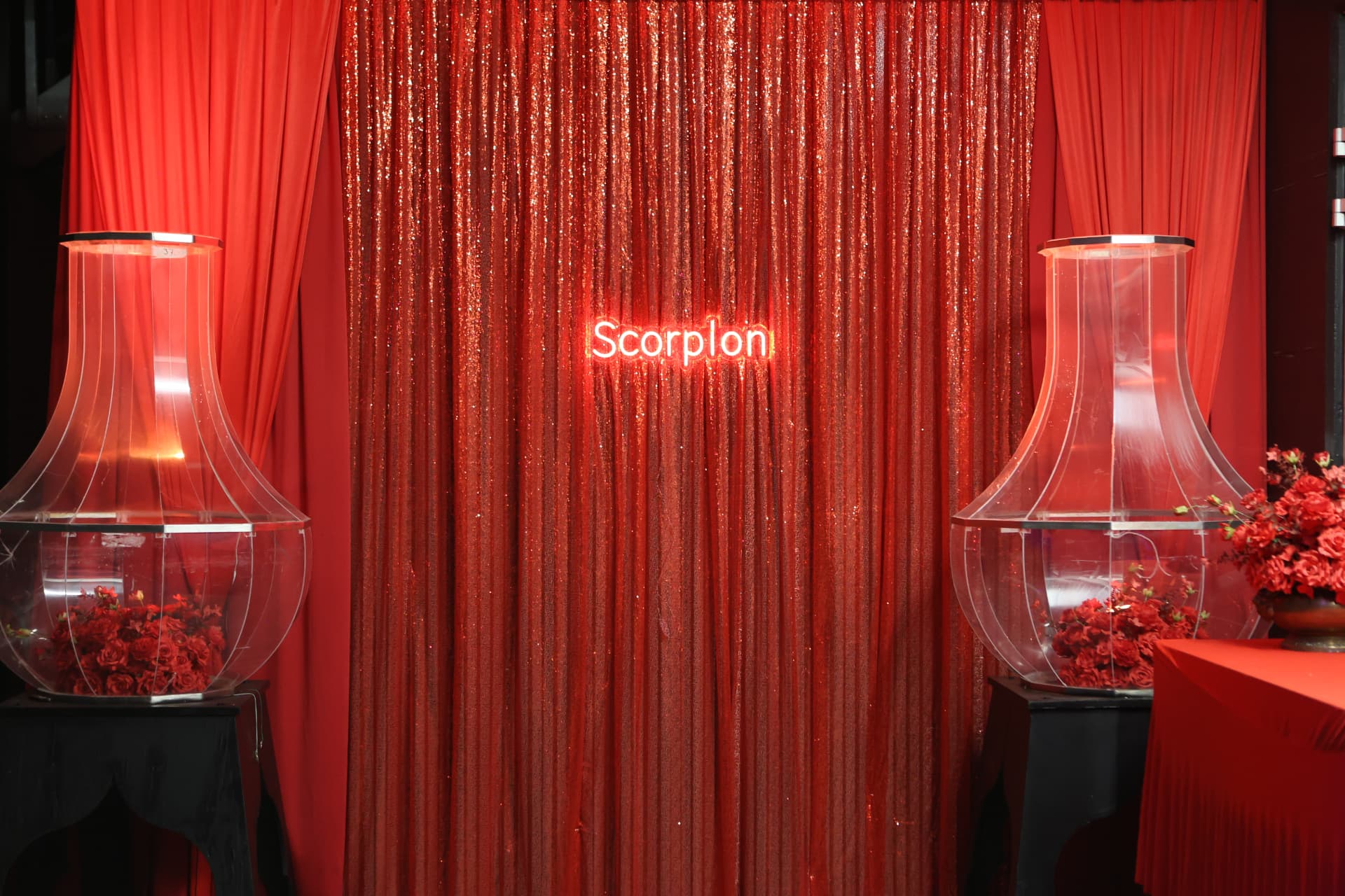 Scorpion Fotowand mit rotem Neon-Schriftzug