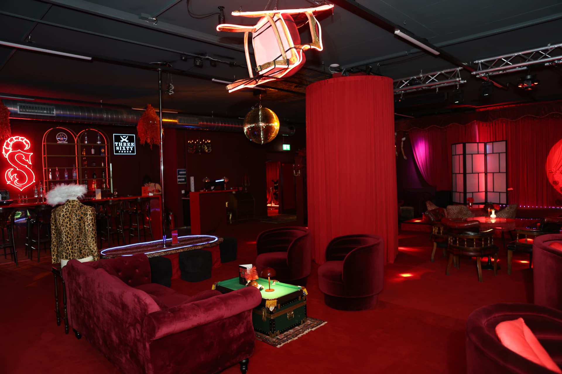 Scorpion Showclub mit Bar, Lounge und Bühne