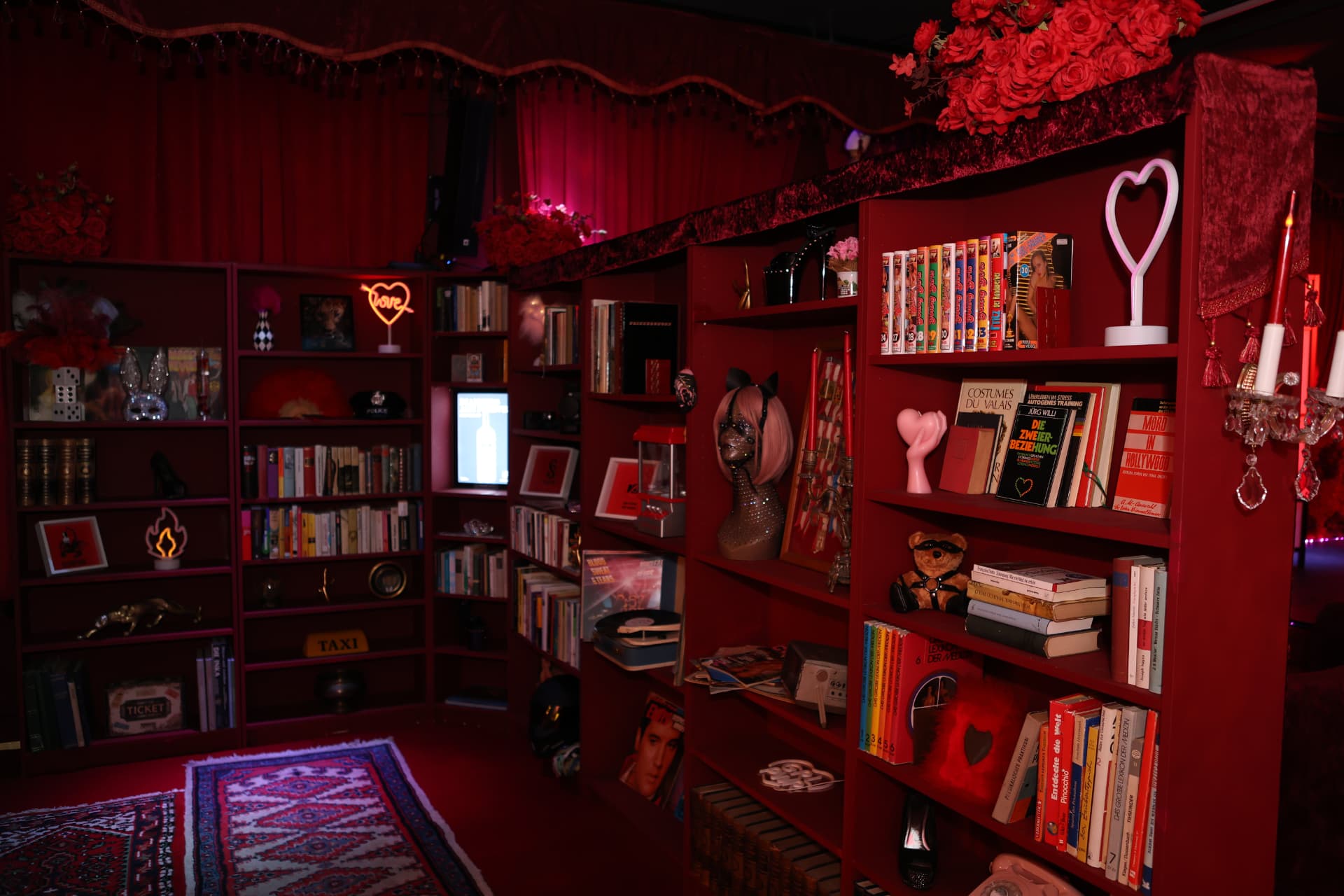 Detailreiche Bibliothek-Lounge im Scorpion Showclub